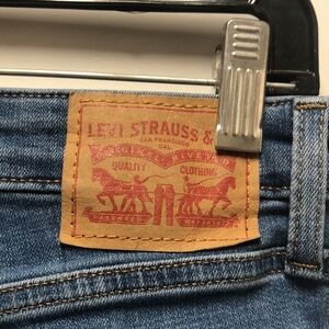Women’s Size 28-Levi’s 721 High Rise Skinny Jeans
